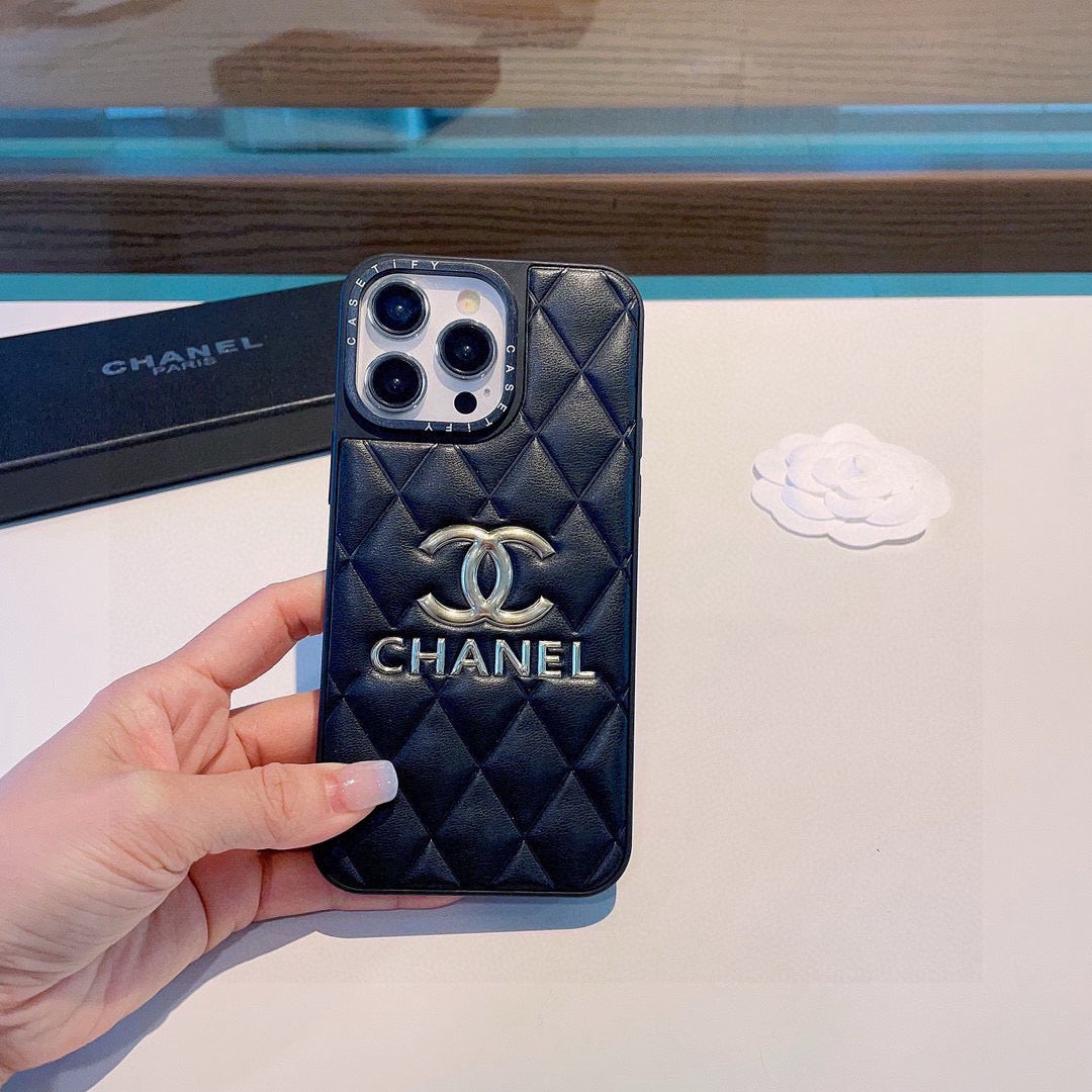 chanel ケース　本革 Chanel Quilted Leather Phone Case with Metal CC Logo – ZevCase
