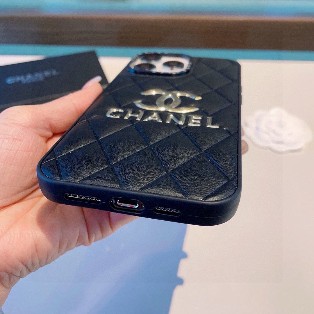 CHANEL ケース Chanel Quilted Leather Phone Case with Metal CC Logo – ZevCase